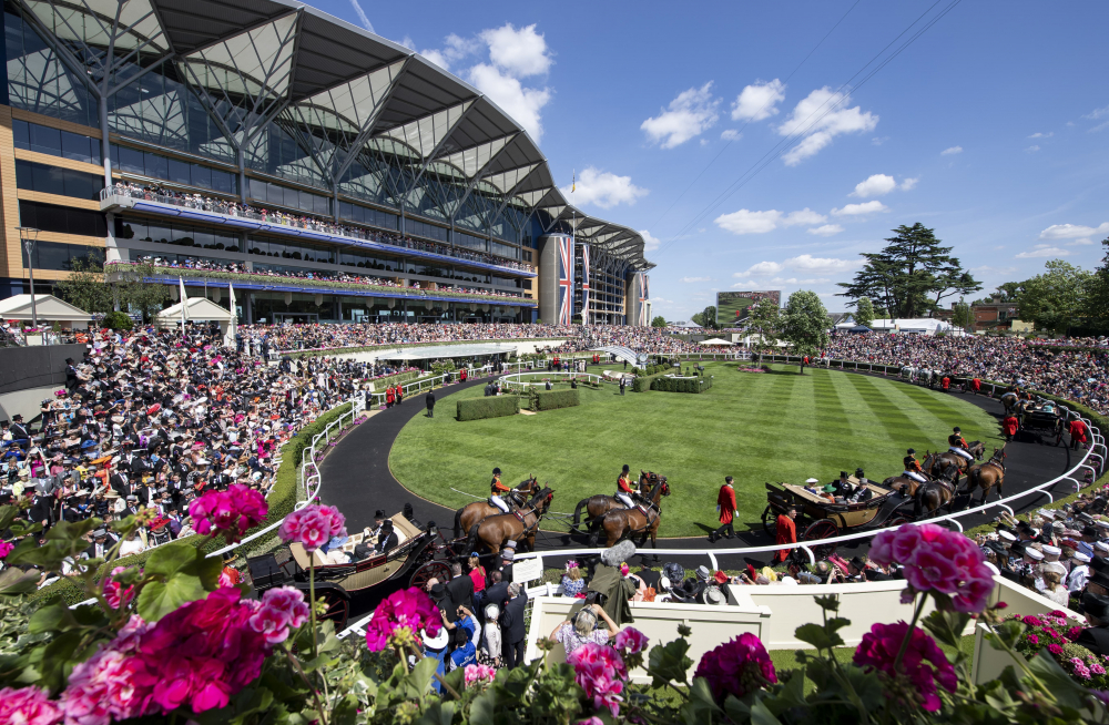 Royal Ascot ikon geçidi! Kraliyet kadınları o gün hangi saçı yaparsa, o model trend oluyor! İşte, hafızalara kazınan saç stilleri 4