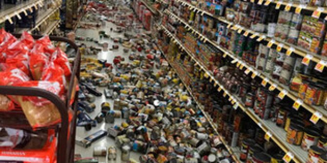 7.1 büyüklüğündeki depremden korkunç kareler