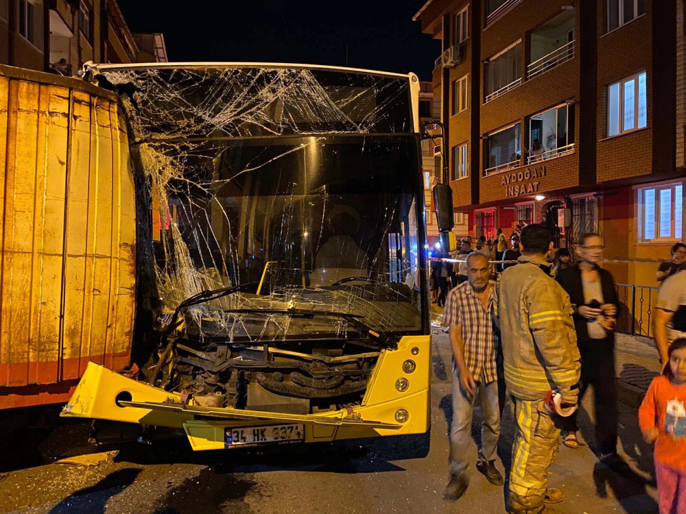 İstanbul Eyüpsultan'da İETT otobüsü dehşeti! Ortalığı birbirine kattı, 17 araca çarptı!  Ortalık savaş alanına döndü! 1