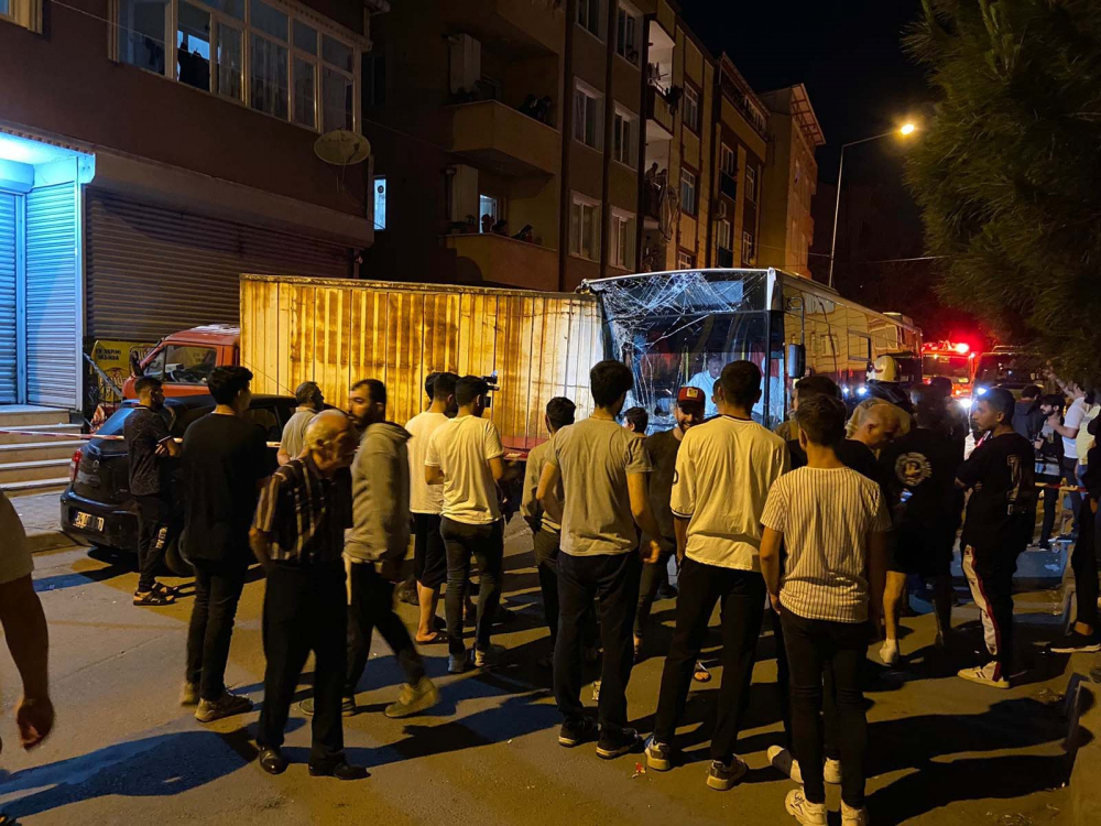 İstanbul Eyüpsultan'da İETT otobüsü dehşeti! Ortalığı birbirine kattı, 17 araca çarptı!  Ortalık savaş alanına döndü! 2