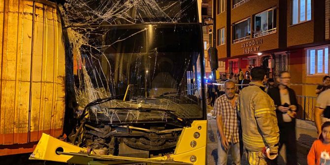 İstanbul Eyüpsultan'da İETT otobüsü dehşeti! Ortalığı birbirine kattı, 17 araca çarptı!  Ortalık savaş alanına döndü!