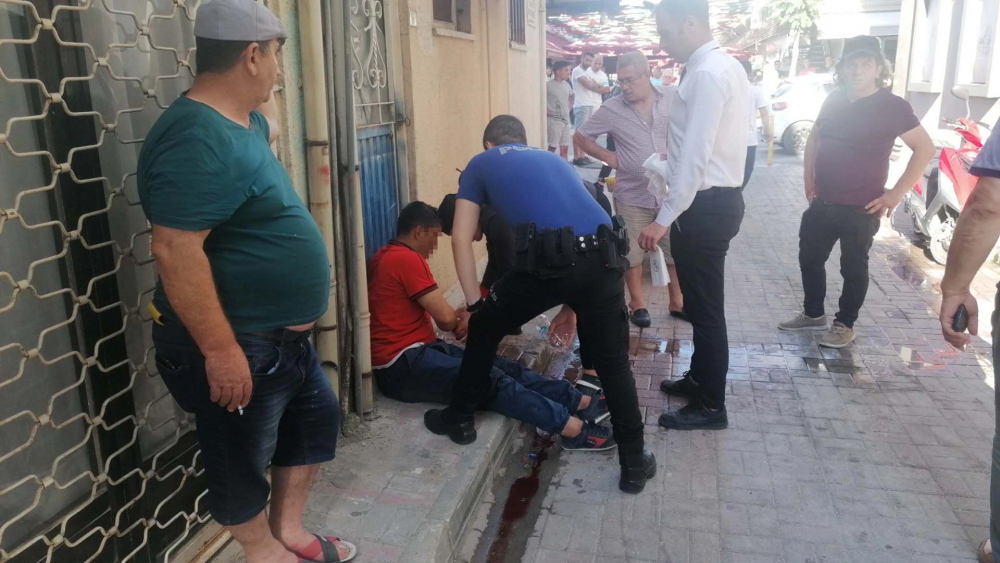 Antalya'da mide bulandıran olaya vatandaş müdahale etti!  Genç kızın görüntülerini çeken yabancı uyruklu şahıs dövüldü 1