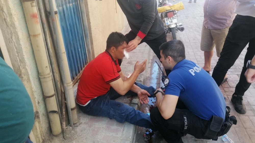 Antalya'da mide bulandıran olaya vatandaş müdahale etti!  Genç kızın görüntülerini çeken yabancı uyruklu şahıs dövüldü 3