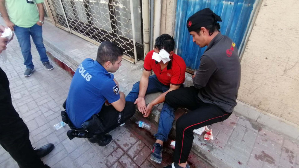 Antalya'da mide bulandıran olaya vatandaş müdahale etti!  Genç kızın görüntülerini çeken yabancı uyruklu şahıs dövüldü 4