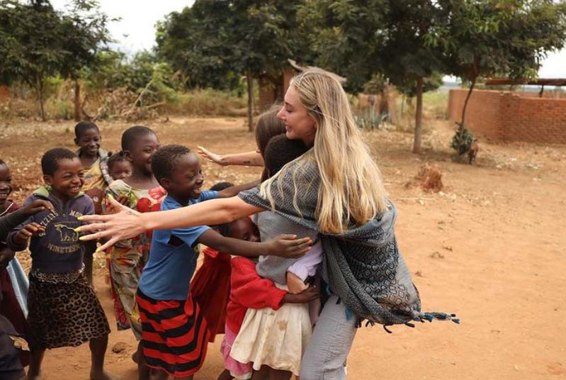 Şeyma Subaşı bu sefer övgü yağmuruna tutuldu! Afrika'ya yaptığı ziyaret hayranlarını duygulandırdı "Türk Angelina Jolie yolda galiba" 6