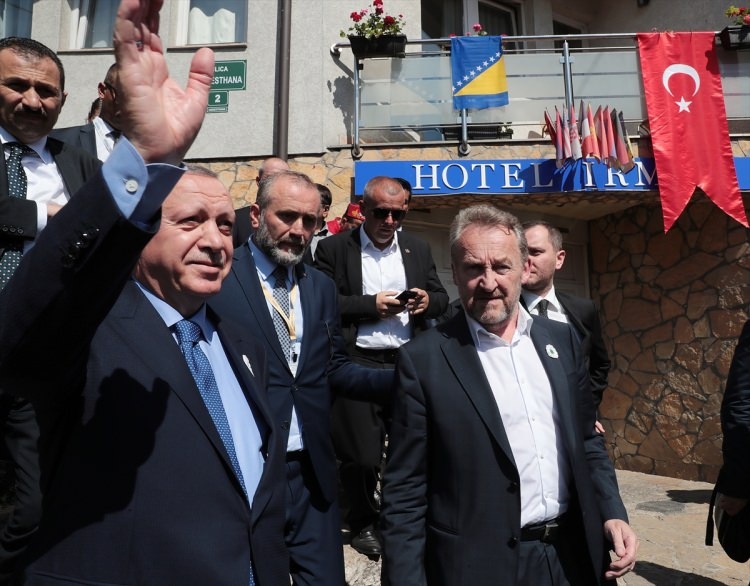 Cumhurbaşkanı Recep Tayyip Erdoğan, Aliya İzzetbegoviç’in kabrini ziyaret etti 2