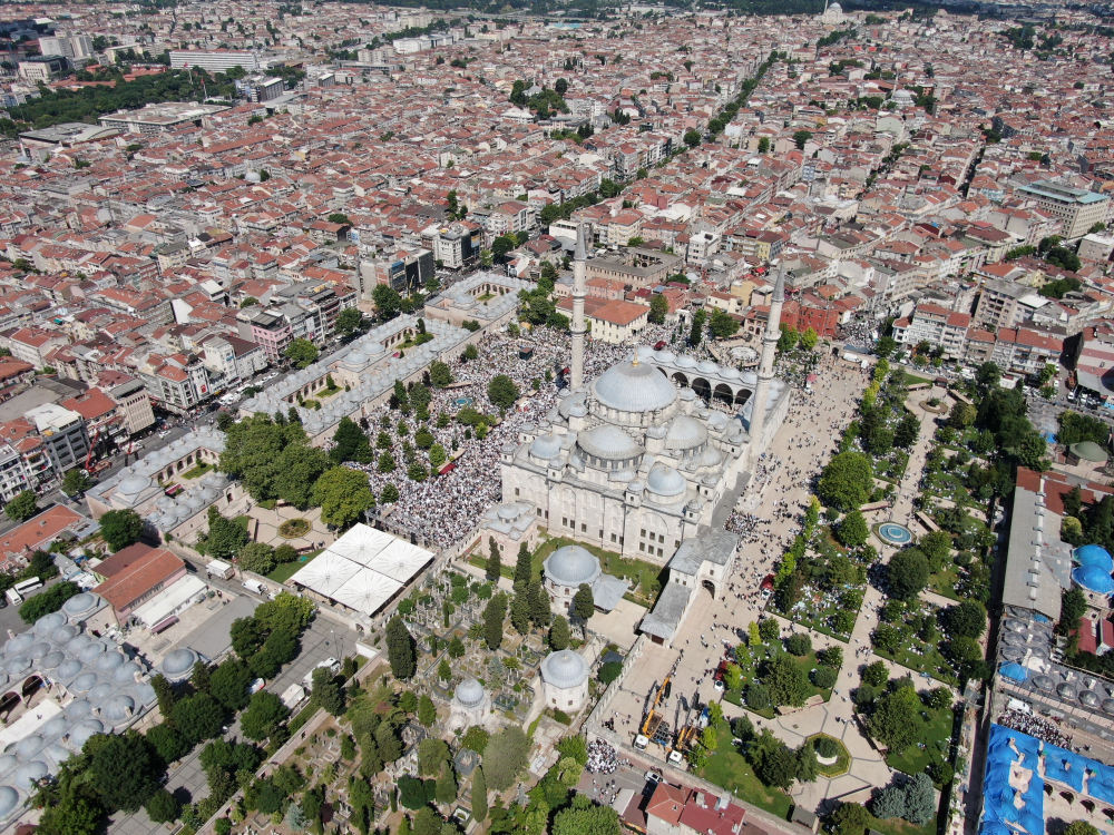 Sabahın ilk ışıklarında seccadesini alıp Fatih Camii'ne koştular! Mahmut Efendi Hazretleri'nin cenaze namazına binlerce kişi akın etti! 10