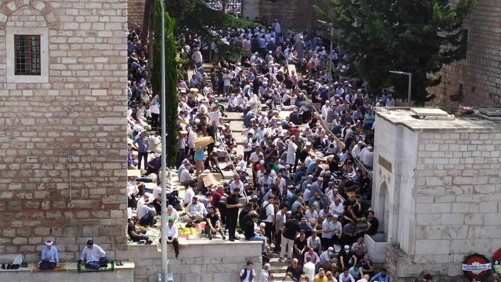 Sabahın ilk ışıklarında seccadesini alıp Fatih Camii'ne koştular! Mahmut Efendi Hazretleri'nin cenaze namazına binlerce kişi akın etti! 6