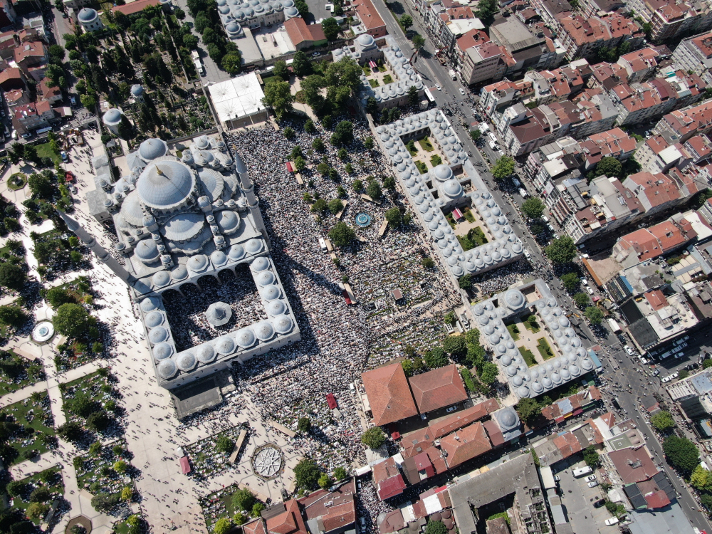 Sabahın ilk ışıklarında seccadesini alıp Fatih Camii'ne koştular! Mahmut Efendi Hazretleri'nin cenaze namazına binlerce kişi akın etti! 8