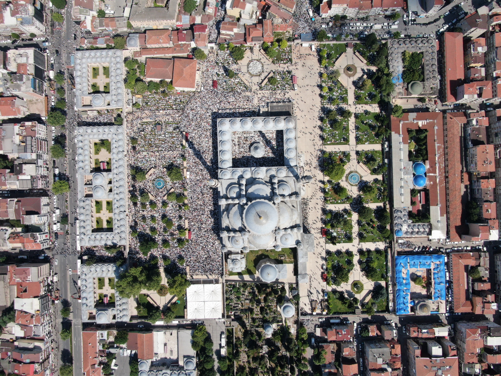 Sabahın ilk ışıklarında seccadesini alıp Fatih Camii'ne koştular! Mahmut Efendi Hazretleri'nin cenaze namazına binlerce kişi akın etti! 9