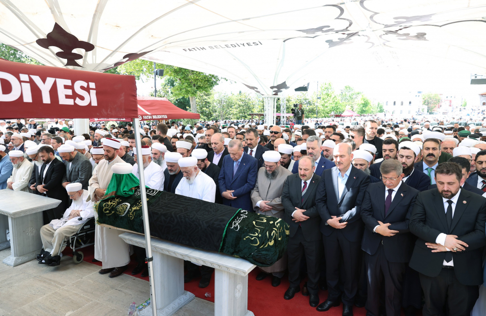 İsmailağa Cemaati lideri Mahmut Ustaosmanoğlu son yolculuğuna uğurlandı! 9