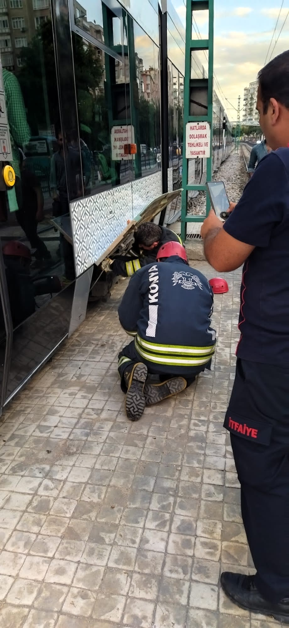 Tramvayın altında kalmaktan son anda kurtuldu! Minik kedi, hayvanseverlerin yüreğini ağzına getirdi! 2