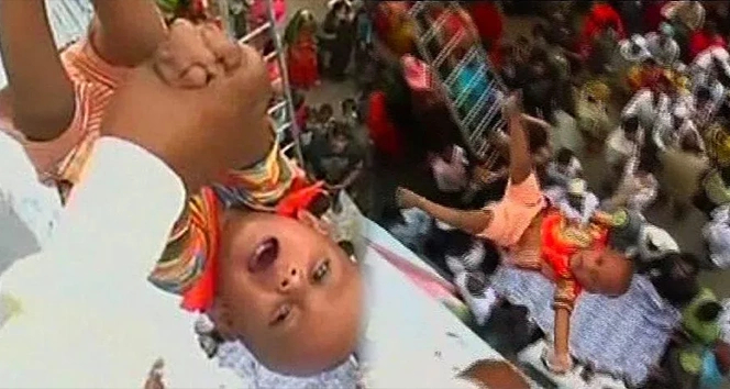 Bebeklerini metrelerce yükseklikten aşağı atıyorlar! İşte öğrenince yok artık diyeceğiniz "Bebek fırlatma" geleneği 1