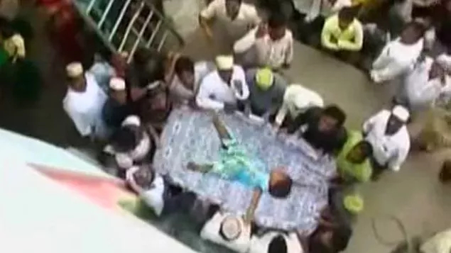 Bebeklerini metrelerce yükseklikten aşağı atıyorlar! İşte öğrenince yok artık diyeceğiniz "Bebek fırlatma" geleneği 5