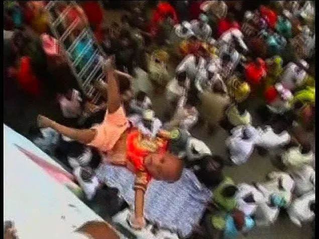 Bebeklerini metrelerce yükseklikten aşağı atıyorlar! İşte öğrenince yok artık diyeceğiniz "Bebek fırlatma" geleneği 6