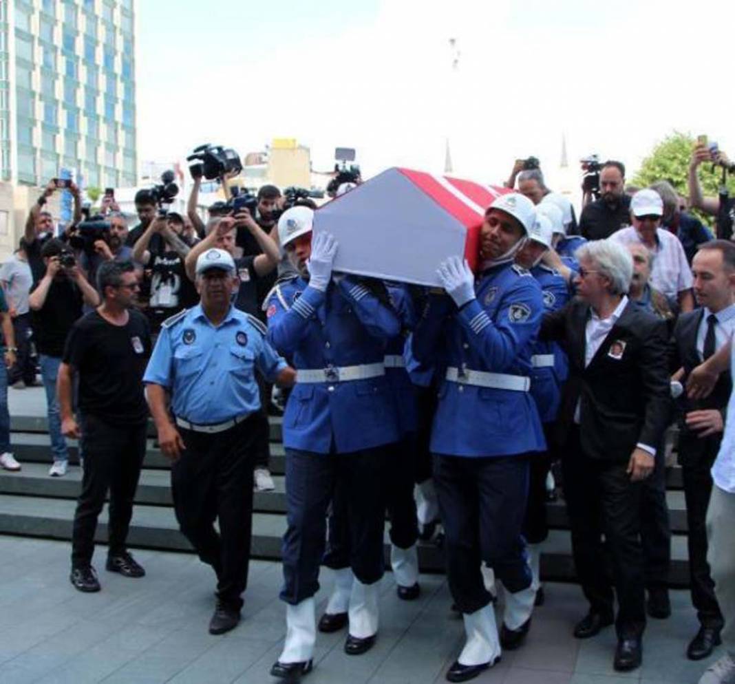 Büyük ustaya veda! Cüneyt Arkın gözyaşları içinde son yolculuğuna uğurlanıyor... 4