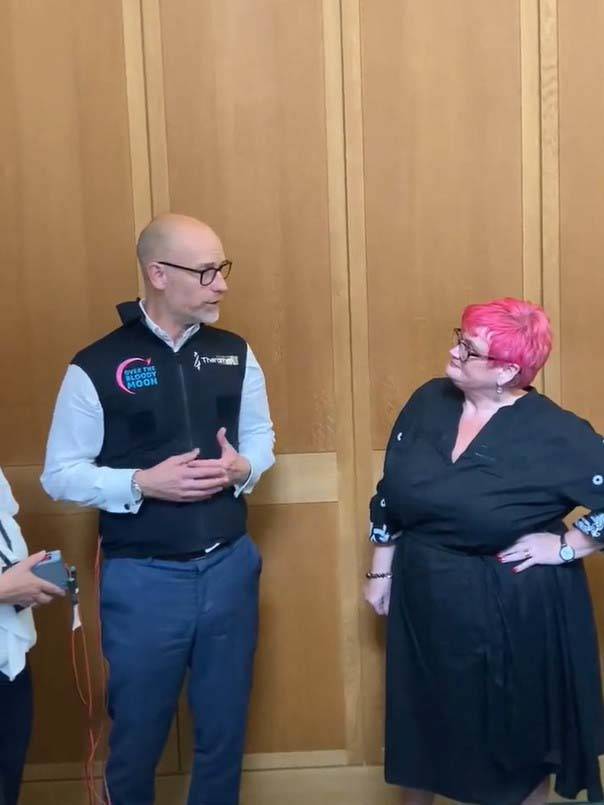 Erkek milletvekilleri, menopoza girmenin nasıl bir his olduğunu deneyimledi! “Çok rahatsız, bunu erkekler yaşıyor olsaydı çok şikayet ederdik” 2