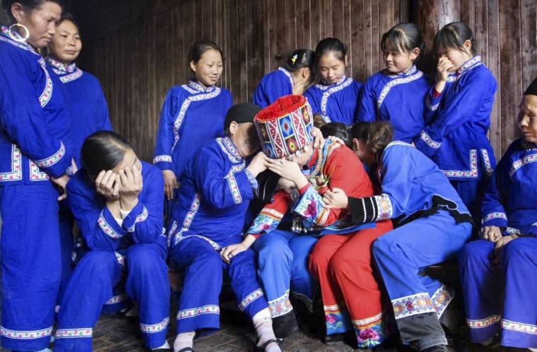 Bu nasıl gelenek? Gelin 30 gün ağlamak ve küfür etmek zorunda! İşte Tujia'ların ilginç düğün gelenekleri 1