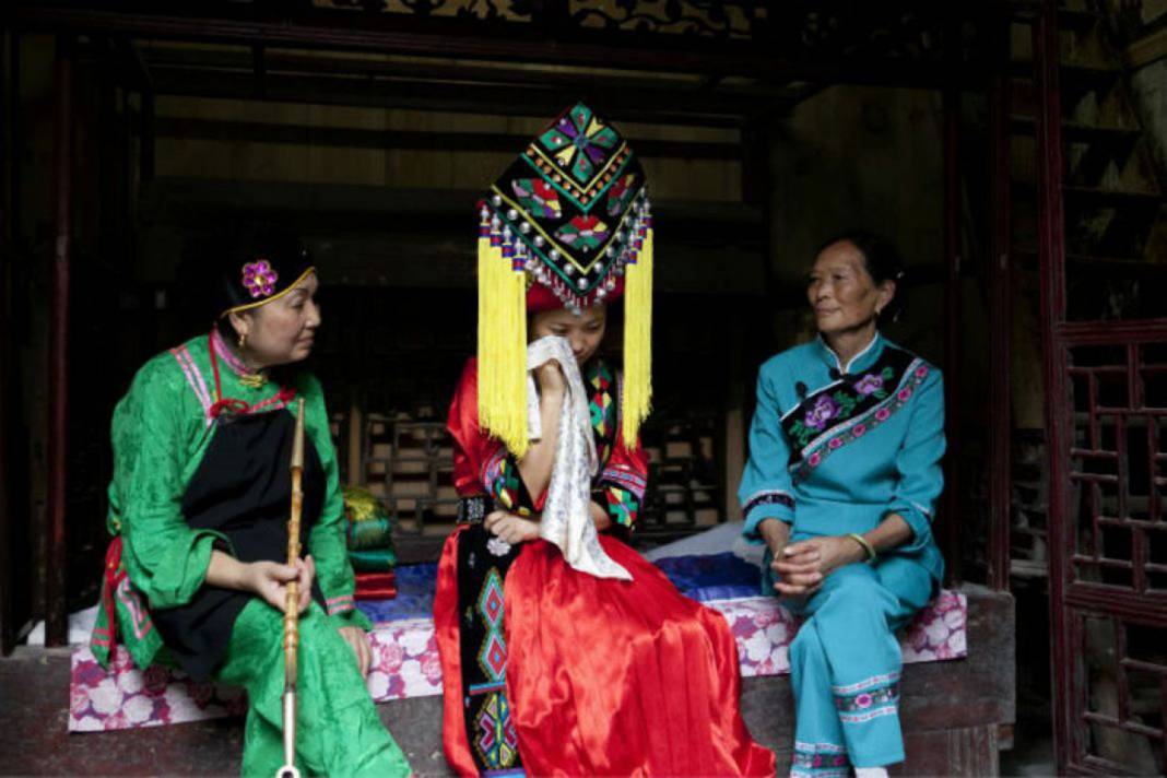 Bu nasıl gelenek? Gelin 30 gün ağlamak ve küfür etmek zorunda! İşte Tujia'ların ilginç düğün gelenekleri 3