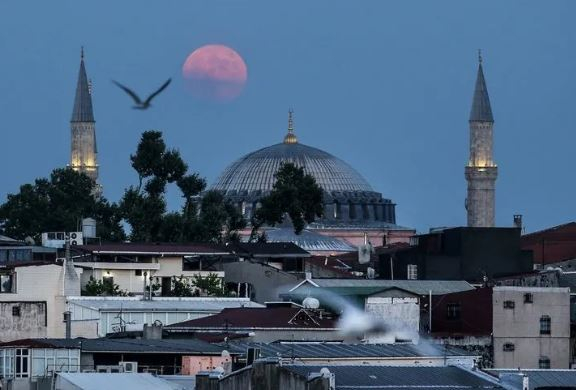 Merakla bekleniyordu! 'Parçalı Ay Tutulması' İstanbul'dan böyle görüntülendi 5