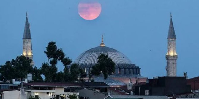 Merakla bekleniyordu! 'Parçalı Ay Tutulması' İstanbul'dan böyle görüntülendi