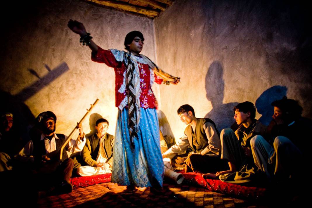 Kadınlar gibi dans ettirip, eğleniyorlar! Erkek çocuklarına yapılan insanlık dışı eziyet "Bacha Bazi" hakkında bilinmeyenler 1