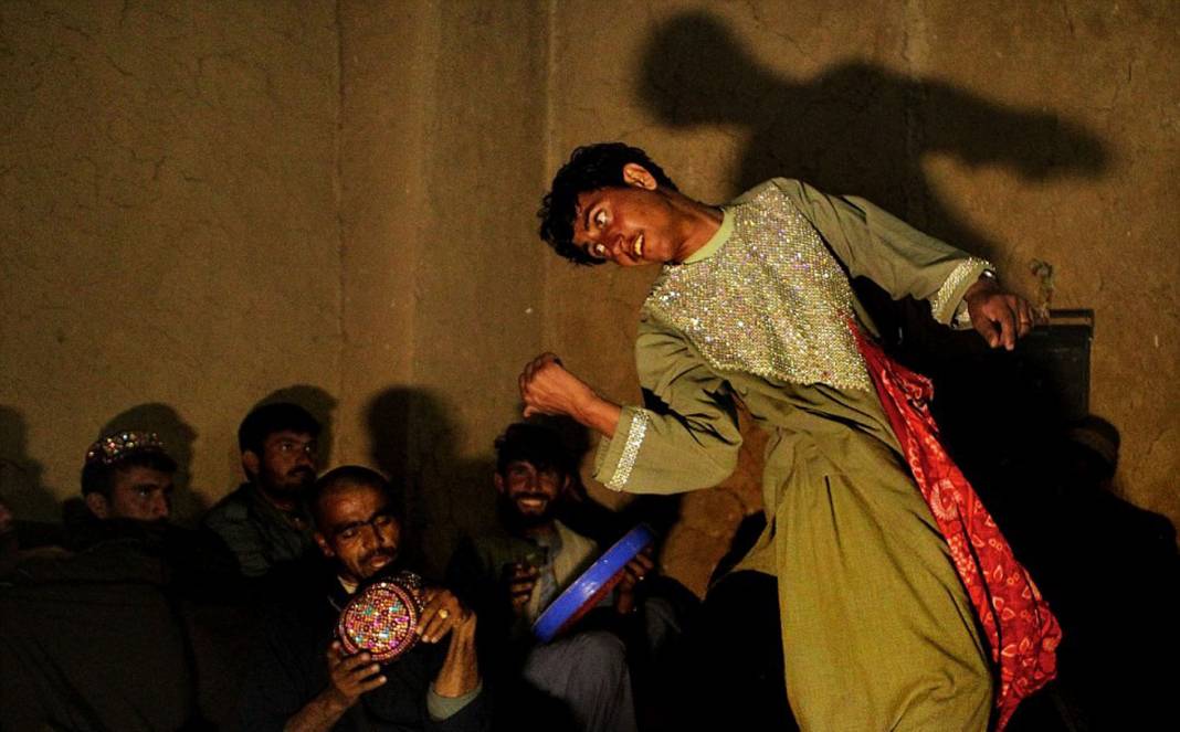 Kadınlar gibi dans ettirip, eğleniyorlar! Erkek çocuklarına yapılan insanlık dışı eziyet "Bacha Bazi" hakkında bilinmeyenler 2