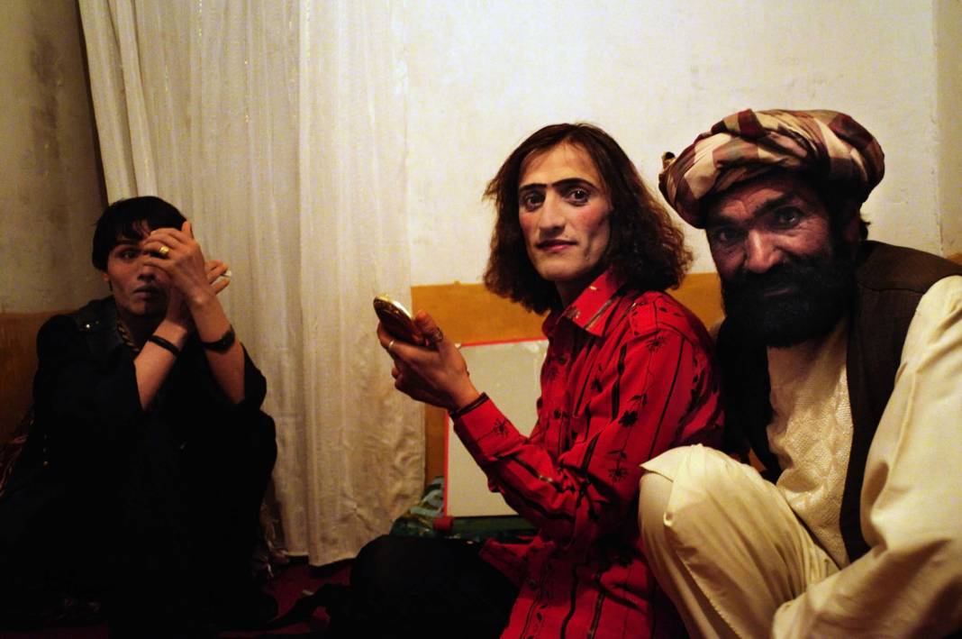 Kadınlar gibi dans ettirip, eğleniyorlar! Erkek çocuklarına yapılan insanlık dışı eziyet "Bacha Bazi" hakkında bilinmeyenler 3