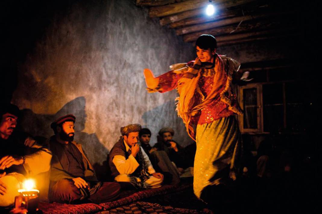 Kadınlar gibi dans ettirip, eğleniyorlar! Erkek çocuklarına yapılan insanlık dışı eziyet "Bacha Bazi" hakkında bilinmeyenler 7