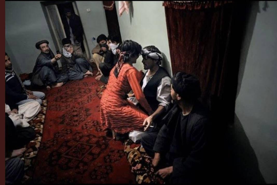 Kadınlar gibi dans ettirip, eğleniyorlar! Erkek çocuklarına yapılan insanlık dışı eziyet "Bacha Bazi" hakkında bilinmeyenler 8