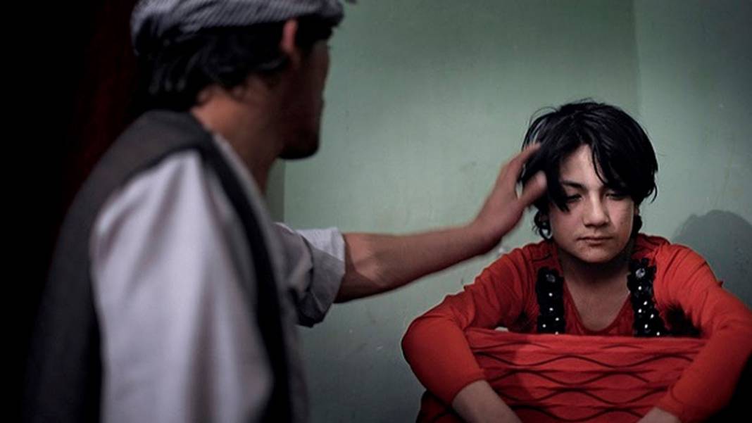 Kadınlar gibi dans ettirip, eğleniyorlar! Erkek çocuklarına yapılan insanlık dışı eziyet "Bacha Bazi" hakkında bilinmeyenler 9