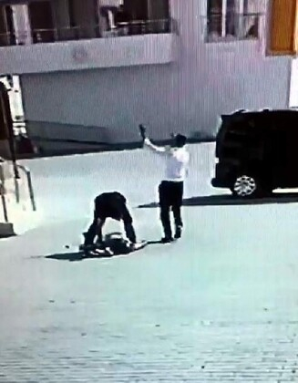 Dehşet anları! Önce yumrukladı, sonra otomobille üzerinden geçti! 2