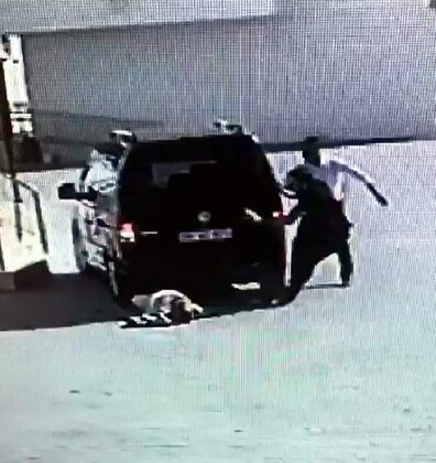 Dehşet anları! Önce yumrukladı, sonra otomobille üzerinden geçti! 3