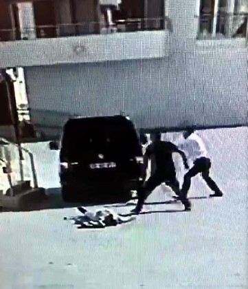 Dehşet anları! Önce yumrukladı, sonra otomobille üzerinden geçti! 5