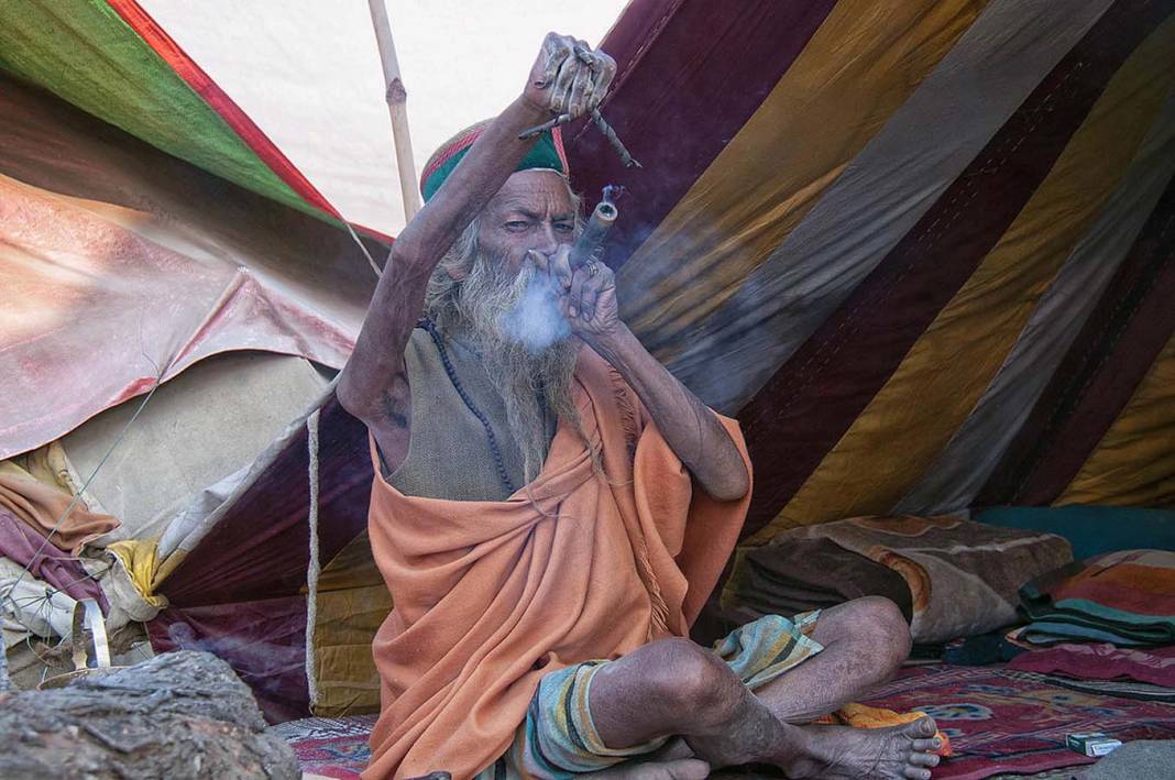 Hindistanlı Bharati, inancı gereği kolunu tam 48 yıldır indirmeden havada tutuyor! 1