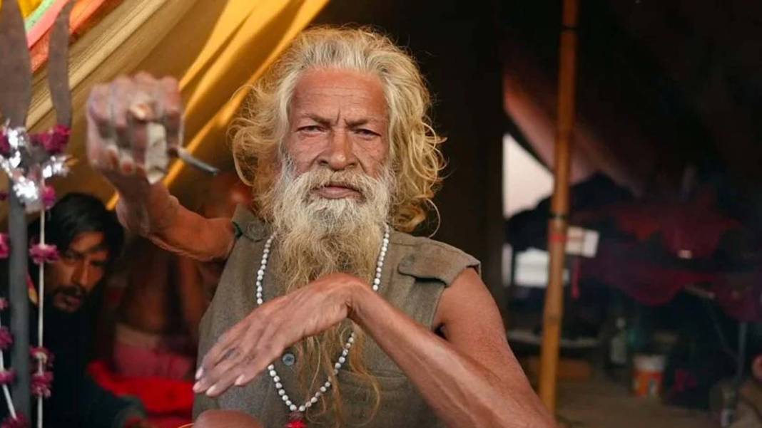 Hindistanlı Bharati, inancı gereği kolunu tam 48 yıldır indirmeden havada tutuyor! 2