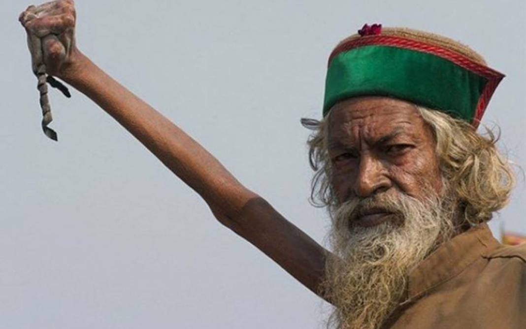 Hindistanlı Bharati, inancı gereği kolunu tam 48 yıldır indirmeden havada tutuyor! 4