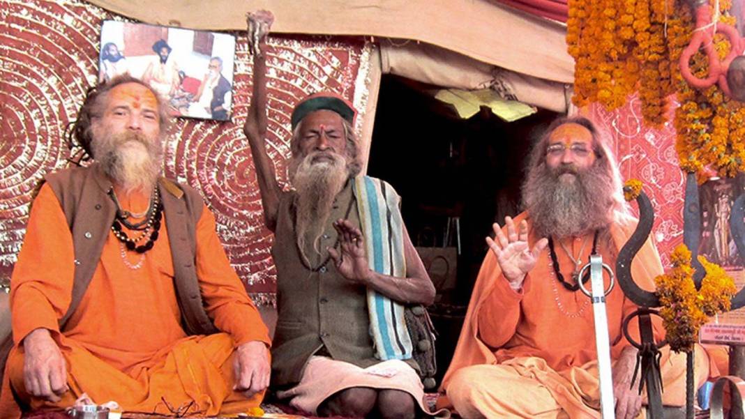 Hindistanlı Bharati, inancı gereği kolunu tam 48 yıldır indirmeden havada tutuyor! 5