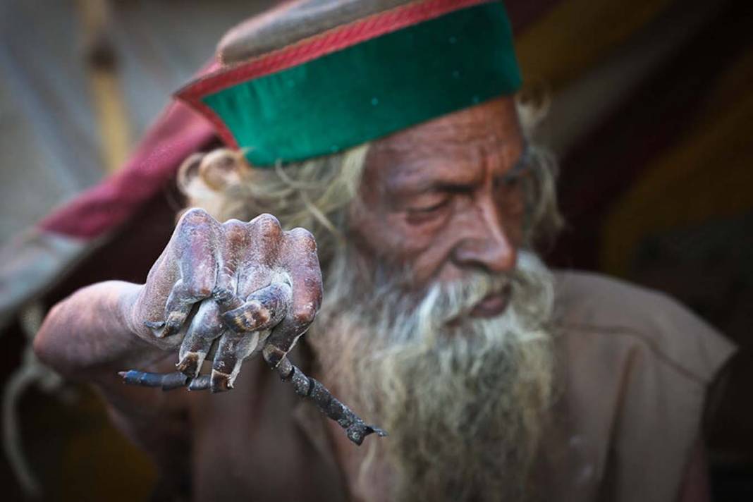 Hindistanlı Bharati, inancı gereği kolunu tam 48 yıldır indirmeden havada tutuyor! 6
