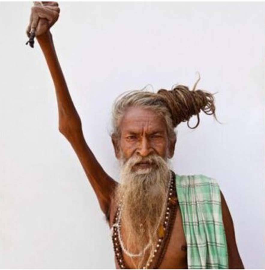 Hindistanlı Bharati, inancı gereği kolunu tam 48 yıldır indirmeden havada tutuyor! 7