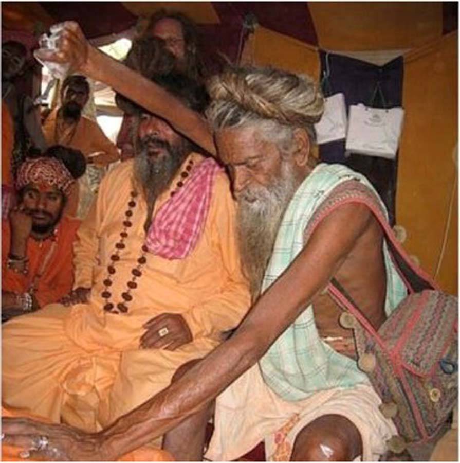 Hindistanlı Bharati, inancı gereği kolunu tam 48 yıldır indirmeden havada tutuyor! 8