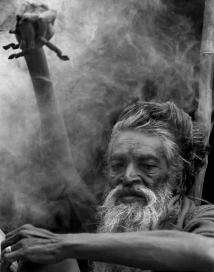 Hindistanlı Bharati, inancı gereği kolunu tam 48 yıldır indirmeden havada tutuyor! 9