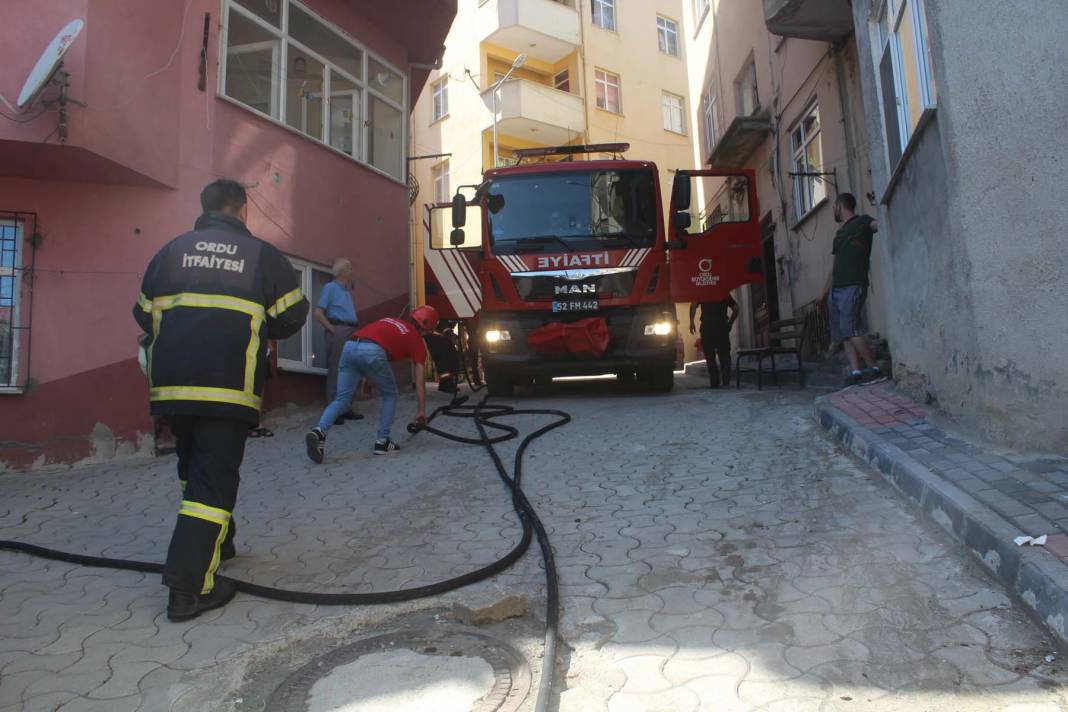 Havalandırma boşluğuna atılan yanıcı madde yangın çıkardı: 4 çocuk dumandan etkilendi 1