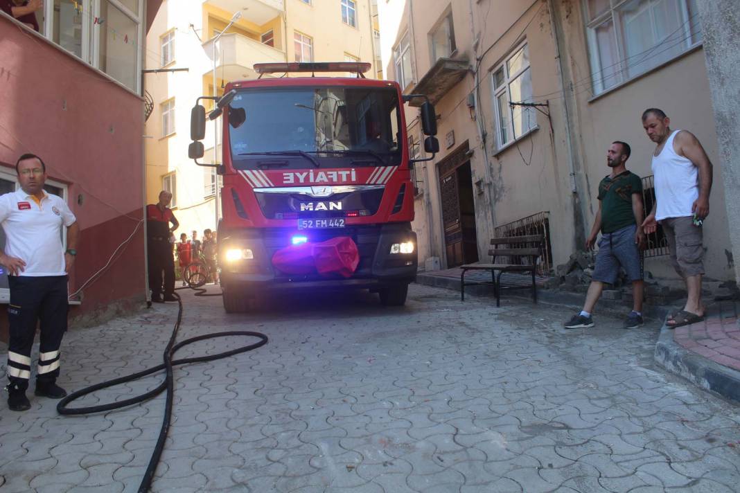 Havalandırma boşluğuna atılan yanıcı madde yangın çıkardı: 4 çocuk dumandan etkilendi 3