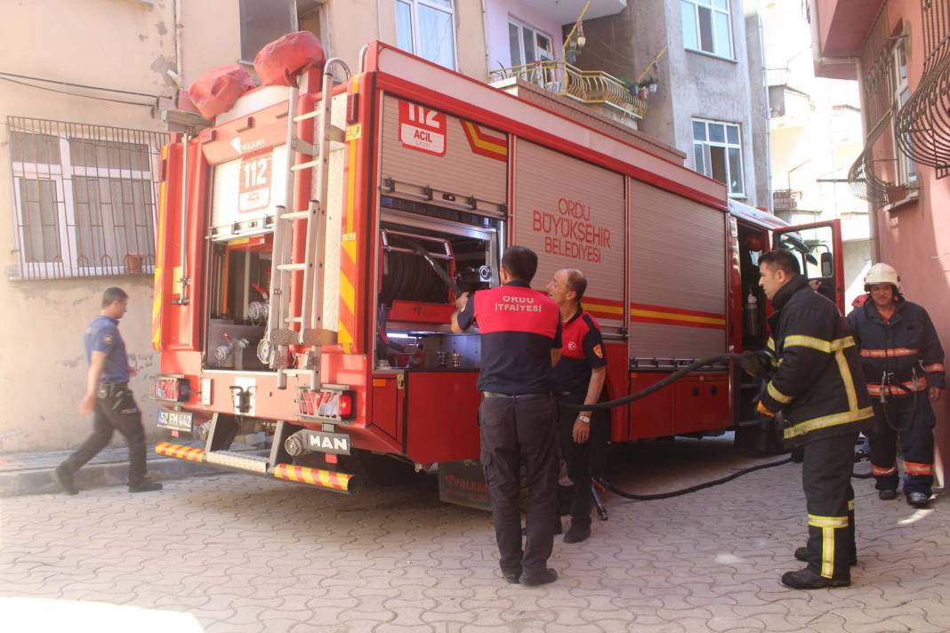 Havalandırma boşluğuna atılan yanıcı madde yangın çıkardı: 4 çocuk dumandan etkilendi 4