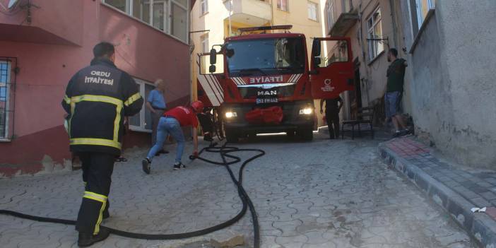 Havalandırma boşluğuna atılan yanıcı madde yangın çıkardı: 4 çocuk dumandan etkilendi