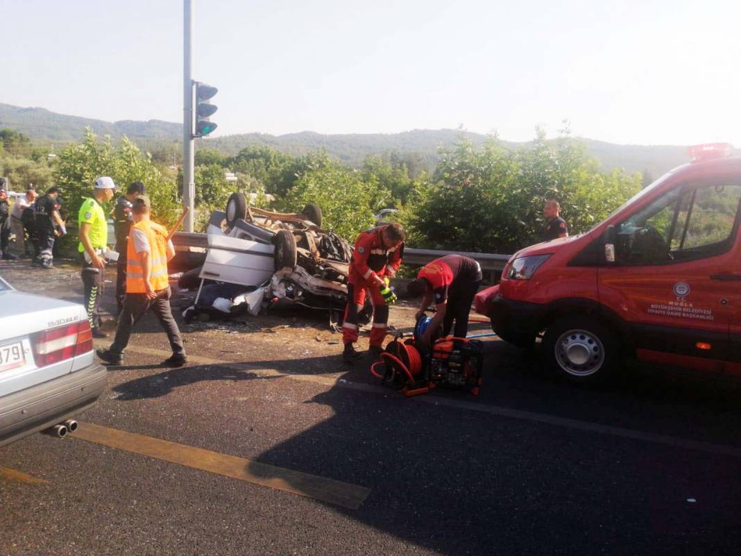 Muğla'da feci kaza: Anne ve baba hayatını kaybetti, 4 kişi yaralandı 10