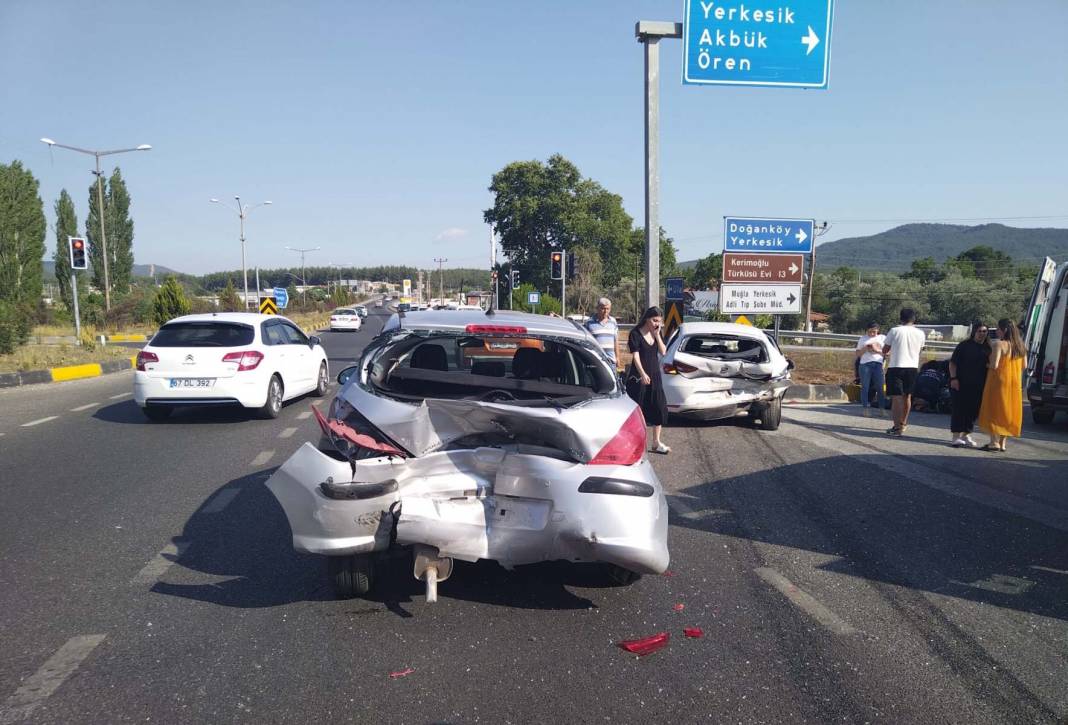 Muğla'da feci kaza: Anne ve baba hayatını kaybetti, 4 kişi yaralandı 2