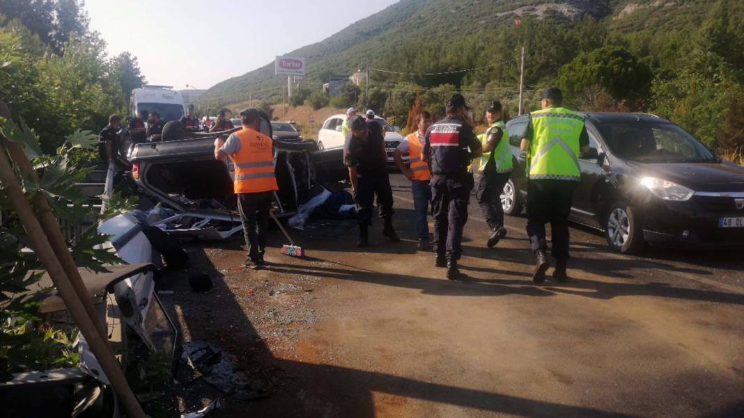 Muğla'da feci kaza: Anne ve baba hayatını kaybetti, 4 kişi yaralandı 7