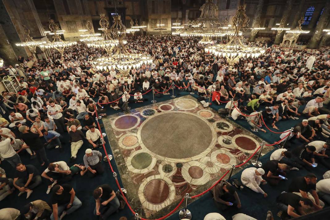 Ayasofya-i Kebir Cami-i Şerifi'nde, Kurban Bayramı namazı heyecanı! Binlerce vatandaş akın etti! Cami içi ve avlu doldu, taştı 1